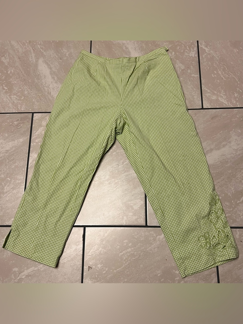 green and white cotton blend Sz 12 gingham cropped or capri pants w embroidery